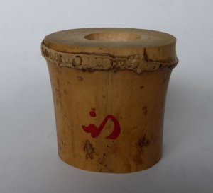 尋牛斎　竹蓋置