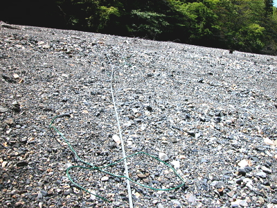 かつて、岐阜県某所でみた、土石流センサーワイヤーは、何本も張り巡らされる念の入れようだった。
