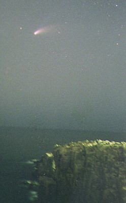 東尋坊の空に輝くヘールボップ彗星写真
