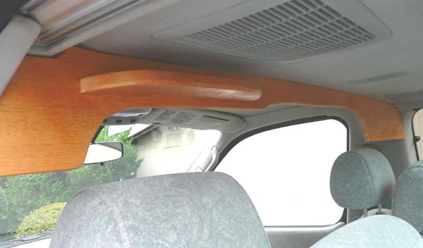 最近取り付けた仕切り板。後ろの部屋から運転席側を見た場合にウッディな雰囲気を演出する。