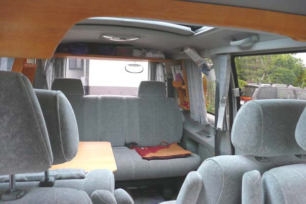 運転席から振り返るとそこに部屋がひとつあるという感じ。後方視界は問題なし。