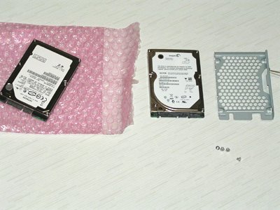 左から交換用ＨＤＤ、元ＨＤＤ、固定用金具