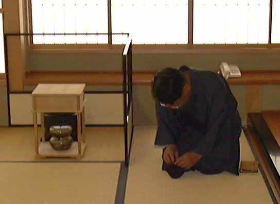 半桂会　包み帛紗をされる宗匠
