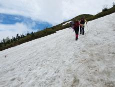 残雪の斜面
